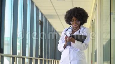 把非裔美国人的医生关在医院里。 女医生在医院做笔记，特写